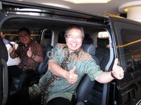 Presdir PT Hyundai Mobil Indonesia Jongkie Sugiharto, dan  President Director PT Cipaganti Citra Graha Andianto Setiabudi, mengacungkan jempol di dalam Starex Mover. (Luthfi Andika/detikOto).