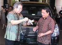 Presdir PT Hyundai Mobil Indonesia Jongkie Sugiharto, menyerahkan kunci Starex Mover kepada President Director PT Cipaganti Citra Graha Andianto Setiabudi. (Luthfi Andika/detikOto).