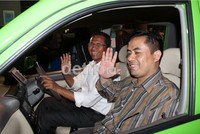 Dahlan Iskan dan Dasep Ahmadi melambaikan tangan sesaat sebelum mobil berjalan. (Luthfi Andika/detikOto).