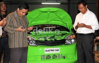 Sebelum berangkat test drive di malam hari, Selasa 17 Juli pukul 19.00 WIB, doa bersama dulu biar perjalanan lancar. (Luthfi Andika/detikOto).