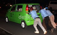 Waduh, mobil sempat ngadat lagi karena berat di tanjakan. (Luthfi Andika/detikOto).