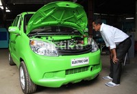 Dahlan Iskan melihat-lihat motor listrik yang tertanam di mobil listrik Ahmadi. (Luthfi Andika/detikOto).