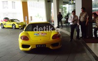 Tampilan mewah tubuh Ferrari 360 Modena dan Porsche Boxster S model tahun 2011 tersebut diubah dengan balutan cat warna kuning. Menurut Director Micro and Retail Banking Bank Mandiri Budi G Sadikin, hadirnya taksi unik yang menggunakan mobil Ferrari dan Porsche merupakan trik mereka sebagai pemanasan untuk menyambut peluncuran mobile banking terbaru Bank Mandiri. (Syubhan Akib/detikOto).
