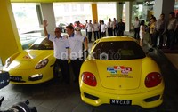 Sebelumnya, taksi mewah Porsche atau Ferrari berkeliaran di jalanan Jakarta sejak Kamis, 12 Juli 2012. Taksi ini mangkal di mal-mal dan pengguna bisa menggunakan gratis sampai 18 Juli 2012. (Syubhan Akib/detikOto).