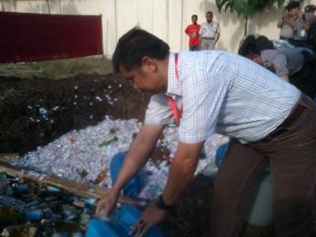 Jelang Ramadan, 15 Ribu Botol Miras Dimusnahkan di Garut