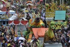 Kirab & Kue Ganjel Rel dalam Tradisi Jelang Ramadan di Semarang