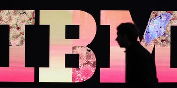 Seorang warga melintas di depan logo IBM beberapa waktu lalu. Dengan pendapatan US$ 25,8 miliar, IBM memperoleh laba hingga US$ 4,1 miliar. REUTERS/Tobias Schwarz/Files.