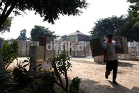 Petugas menata ratusan kotak suara di lahan kosong di Jl Pangadegan, Jakarta.