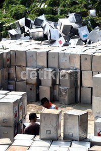 Ratusan kotak suara tersebut tidak tertata rapi. Akibatnya banyak kotak suara yang rusak.