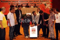 Panitia pemungutan suara membuka segel kotak suara.