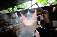 Pekerja menyelesaikan pembutan tahu di indsutri rumahan di Duren Tiga, Jakarta, Rabu (18/7).