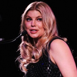 Nyanyi Solo Lagi, Fergie Gaet Pitbull di Single Feel Alive