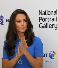 Istri pangeran William itu tampak serius saat mendengarkan pidato dari direktur National Portrait Gallery. AFP/Pool/Sang Tan.