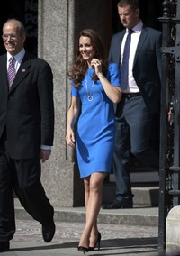 Dibalut dress biru, Kate Middleton tampak cantik. Reuters/Ki Price.