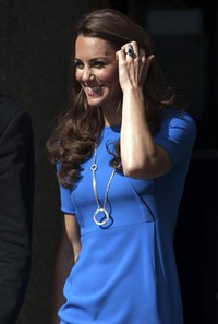 Kate terlihat ceria dengan dibalut dress biru yang dipadukan dengan aksesoris kalung. Reuters/Ki Price.