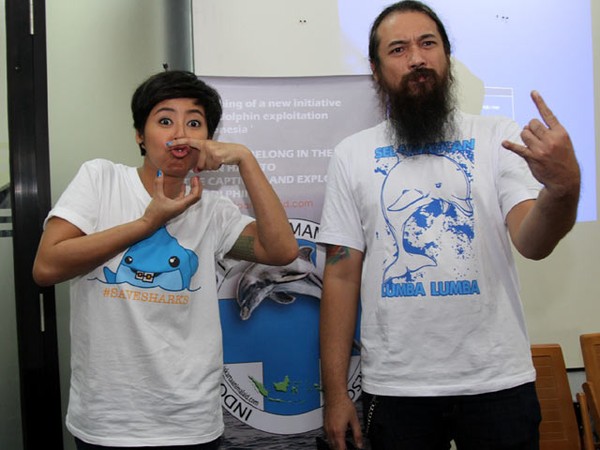 Riyanni Djangkaru & Coki Netral Peduli Lumba-lumba