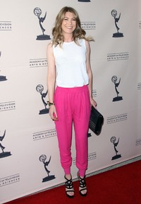 Ellen Pompeo. Bintang Grey Anatomy Ellen Pompeo merupakan aktris yang berpenghasilan paling tinggi dari pendapatan per-episode untuk sebuah acara TV di Amerika. Total pendapatannya mencapai Rp 84 miliar. Frederick M. Brown/Getty Images.