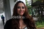 Pose Menggoda Aura Kasih