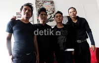 GIGI kompak berkostum serba hitam untuk video klip Aku dan Aku.
