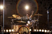 Hendy tampak bersemangat di balik drum-nya.