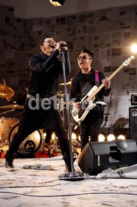 Aksi sang vokalis dan sang bassis di video klip Aku dan Aku yang berlokasi di kawasan Bintaro.