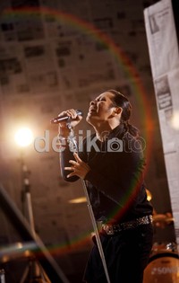 Armand tampil enerjik saat syuting video klip tersebut.