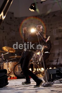 Aksi Armand Maulana saat syuting video klip Aku dan Aku.