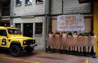 Petugas pemadam kebakaran melakukan aksi telanjang di Oviedo, Spanyol, Kamis (19/7). Aksi ini sebagai bentuk protes menentang pemotongan gaji pekerja pelayanan publik. Reuters/Eloy Alonso.