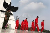 Atlet bulutangkis Indonesia yang akan berjuang di Olimpiade London 2012, berziarah ke Taman Makam Pahlawan (TMP) Kalibata, Jakarta.