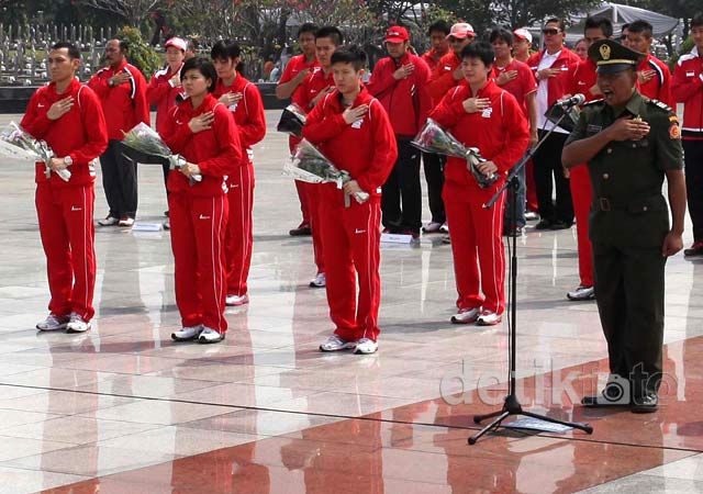 Atlet Bulutangkis Olimpiade Ziarah ke TMP Kalibata