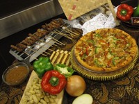Produk baru dominos pizza yaitu satay pizza dengan aroma saus kacang perasan jeruk limau segar dan topping bawang bombay, paprika, dan BBQ Chicken yang gurih. (Deani Sekar Hapsari/Detikfood)