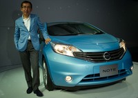 Nissan Chief Creative Officer Shiro Nakamura berpose dengan Nissan Note. Setelah Jepang, hatchback B-segment ini akan segera meluncur ke pasar negara lain karena Nissan menyiapkan mobil ini untuk pasar global. (dok Nissan).