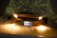 Lampu mobil Note menyala. Dari sisi transmisinya akan menggunakan XTRONIC CVT (Continuously Variable Transmission) dengan fitur Idling Stop System membuat mobil ini sanggup meneguk 1 liter untuk 25,2 km. (dok Nissan).