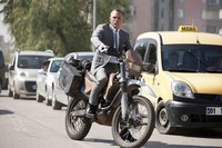 Daniel Craig pemeran James Bond beraksi dengan motor Honda CRF250R. (dok Honda)