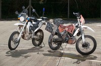 Dua motor Honda, satu dipakai Bond dan satu untuk kepolisian. (dok Honda)