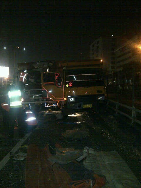 2 Truk Tabrakan di Tol Cawang, 1 Orang Meninggal