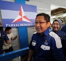 Kunjungi Pasar Klender, Anas Urbaningrum Beli Cabai dan Daging