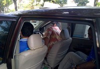 Di Solo taksi tidak menggunakan sedan melainkan MPV. Di bagian atap mobil tersebut juga terdapat tulisan taksi. (Deby R).