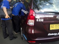 Taksi MPV tersebut bisa memuat banyak penumpang. (Deby R).