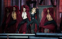 Penampilan enerjik Madonna. Ian Gavan/Getty Images.