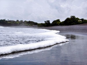 Nikmati Harmonisasi Alam Bali di Pantai Nyanyi