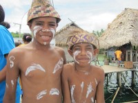 Anak-anak Desa Sawingrai yang tersenyum manis. Mereka memakai odol untuk mencoret tubuh mereka dan melakukan tarian perang saat menyambut wisatawan di desa ini. Lihat senyumnya, begitu manis dan tulus bukan? (Afif/detikTravel)
