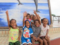 Anak-anak di Pantai Waisai Tercinta, mereka sangat antusias saat diminta berfoto. Sambil mengancungkan tangan, mereka pun tersenyum ke arah kamera. Setelah itu, mereka melihat fotonya dan saling berkata, Itu aku! (Afif/detikTravel)