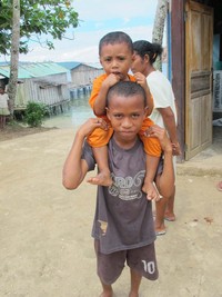 Lucunya kakak adik ini, mereka ikut menyambut wisatawan yang datang di Desa Sawingrai. Meski malu-malu, akhirnya mereka tersenyum dan kemudian bergabung lagi dengan teman-teman sebayanya. (Afif/detikTravel)