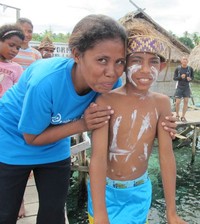 Tersenyumlah pada mereka, maka mereka akan memberikan senyum termanisnya untuk Anda. Anda pun juga bisa bermain dan menggendong anak-anak kecil di Raja Ampat. Mereka sangat lucu, polos, dan menyenangkan. (Afif/detikTravel)