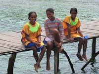 Senyum cantik di pingir dermaga. Dengan lautan jernih dan masyarakat yang penuh senyum, membuktikan Raja Ampat sebagai surga dunia untuk berwisata. (Afif/detikTravel)