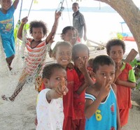 Satu..dua..tiga! Mereka pun beraksi dengan riangnya. Ada yang tersenyum, tertawa, membentuk jari dengan lambang peace, hingga kebingungan harus menghadap kemana. Terang saja, ada banyak kamera di depan mereka, tapi tetap saja mereka terlihat lucu (Afif/detikTravel)