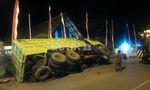 Truk Terguling di Depan Rumah Kapolda Sulselbar
