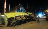 Truk pengangkut pasir batu tersebut terguling sekitar pukul 18.40 Wita. Sang pengemudi diduga tidak mengetahui adanya lubang saluran got, hingga truknya terjungkal. ( M Nur Abdurrahman/detikcom).