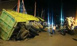 Truk Terguling di Depan Rumah Kapolda Sulselbar